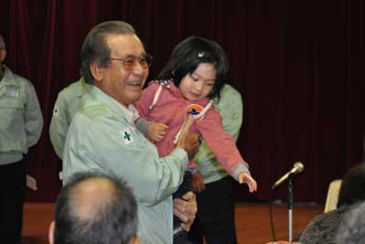 現地の子供と触れ合う喜名社長