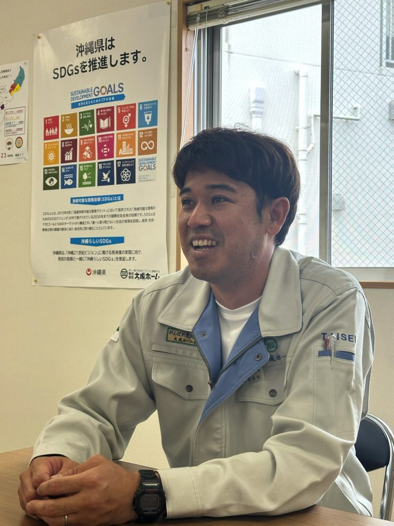 インタビューに答える建築部の金城さん